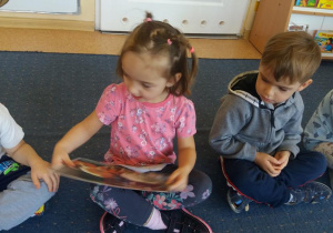 Dzieci oglądają zdjęcia